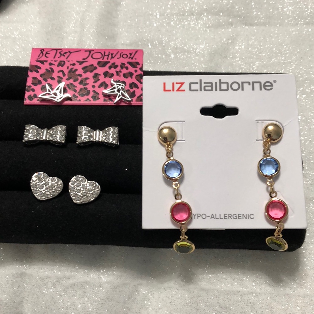 Four pairs of earrings never been worn